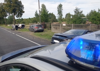 Groźny wypadek na DK74. Dachował samochód