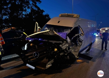 Groźny wypadek na A1. Bus wjechał w bariery