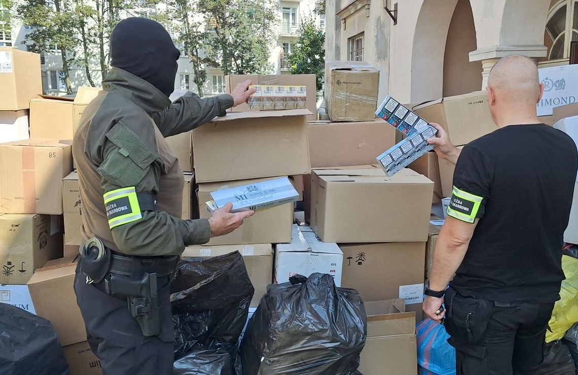 Ponad 2 miliony nielegalnych papierosów w magazynie na Górnej. Zatrzymano 50-latka z Łodzi 1 Ponad 2 miliony nielegalnych papierosów w magazynie na Górnej. Zatrzymano 50-latka z Łodzi