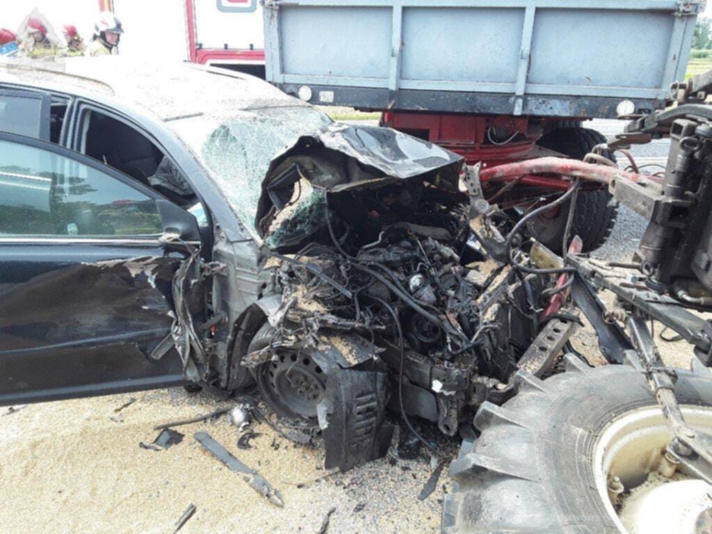 Groźny wypadek na DK74. Dwie osoby ranne