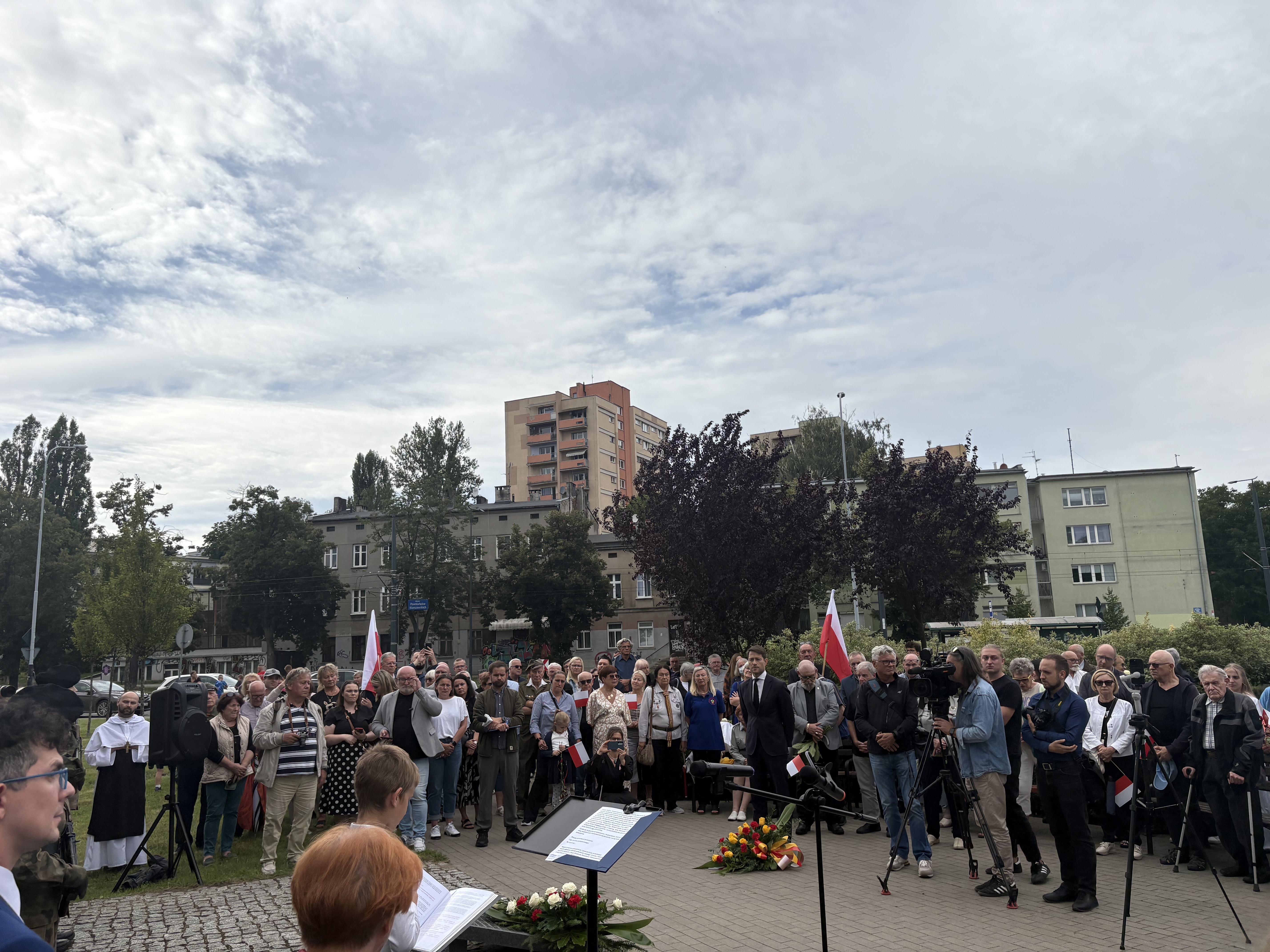 Rocznica wybuchu powstania warszawskiego. Uroczystości przy pomniku Powstańców i na Starym Cmentarzu w Łodzi