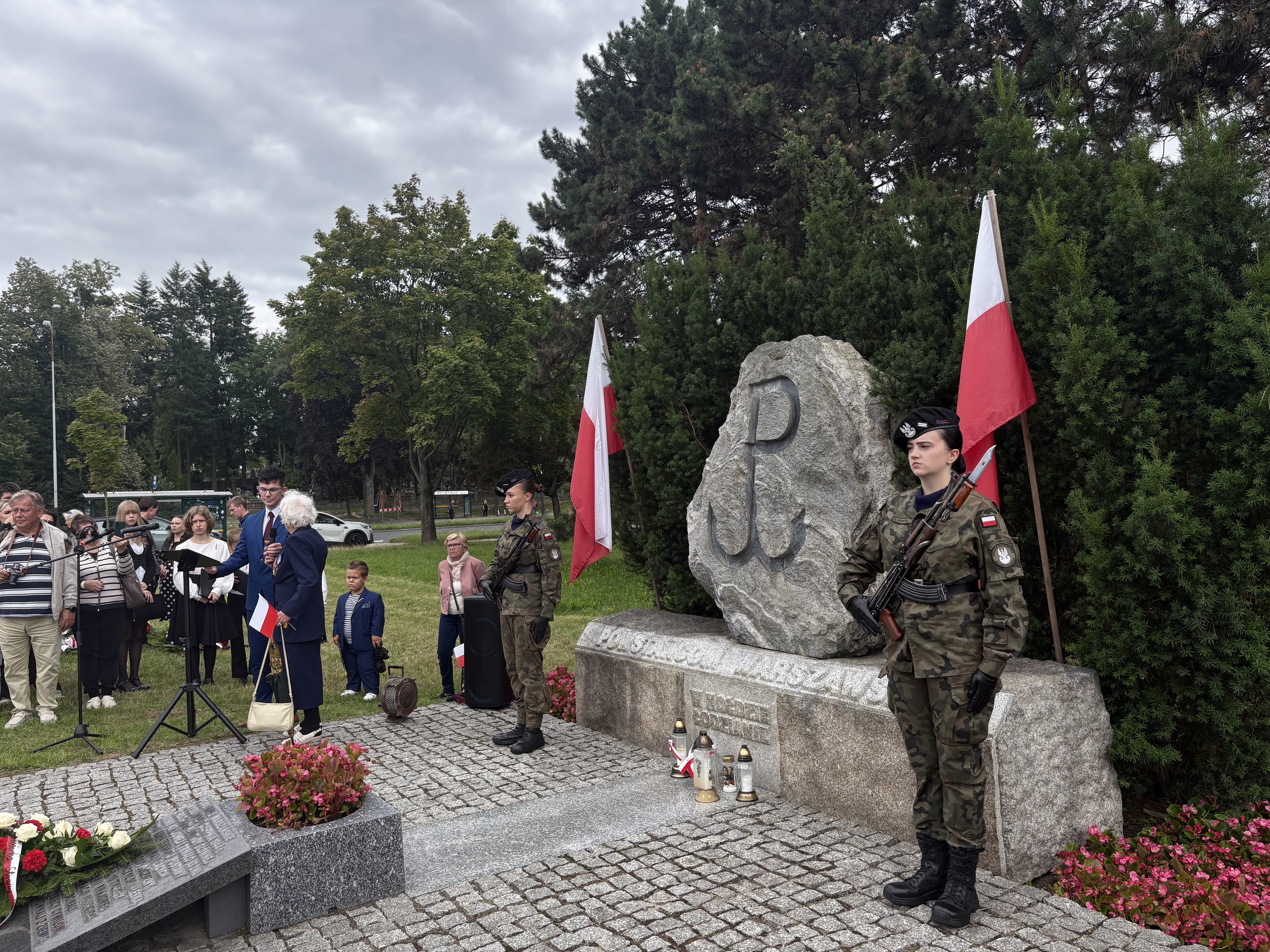 Rocznica wybuchu powstania warszawskiego. Uroczystości przy pomniku Powstańców i na Starym Cmentarzu w Łodzi