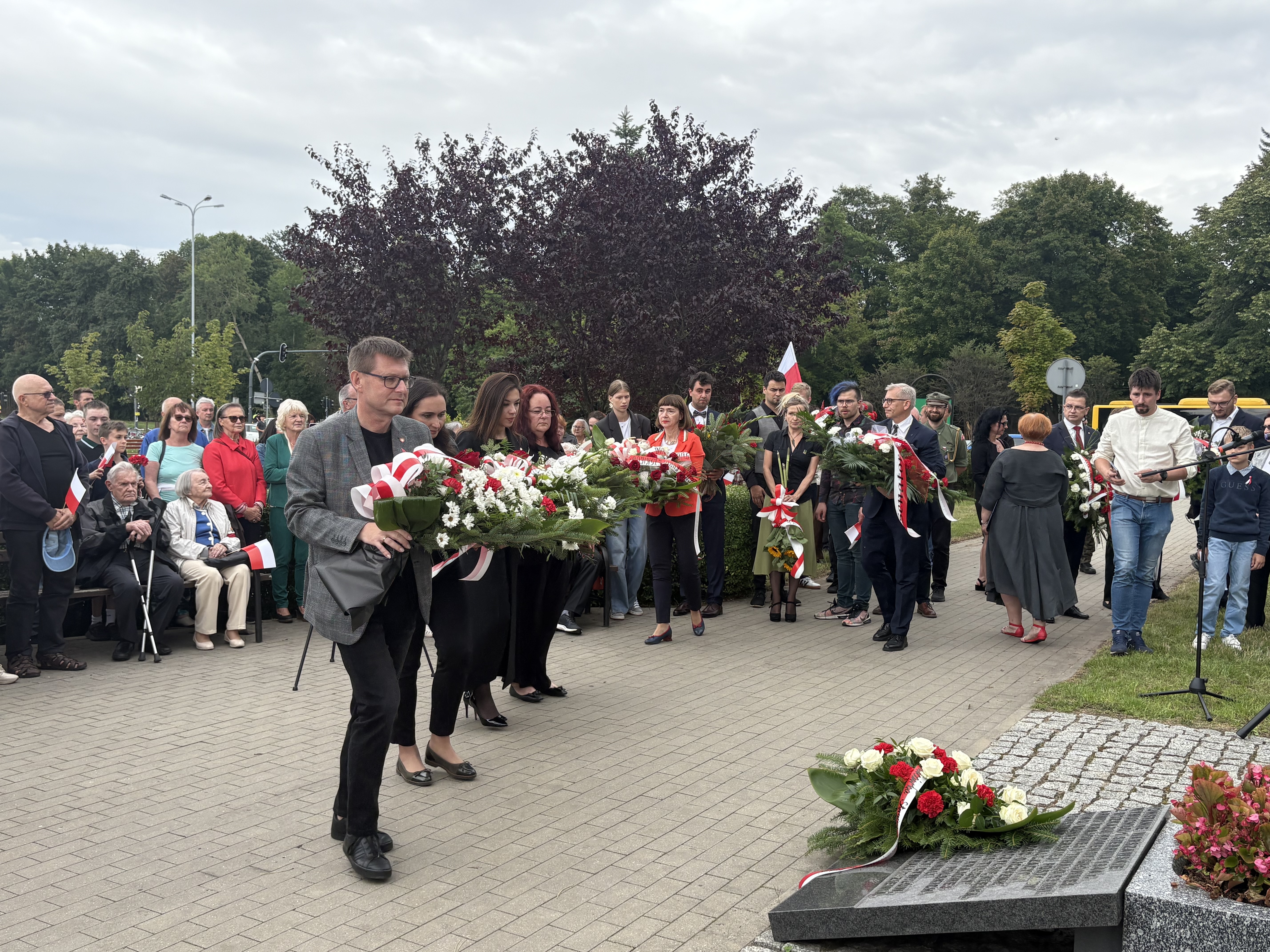 Rocznica wybuchu powstania warszawskiego. Uroczystości przy pomniku Powstańców i na Starym Cmentarzu w Łodzi
