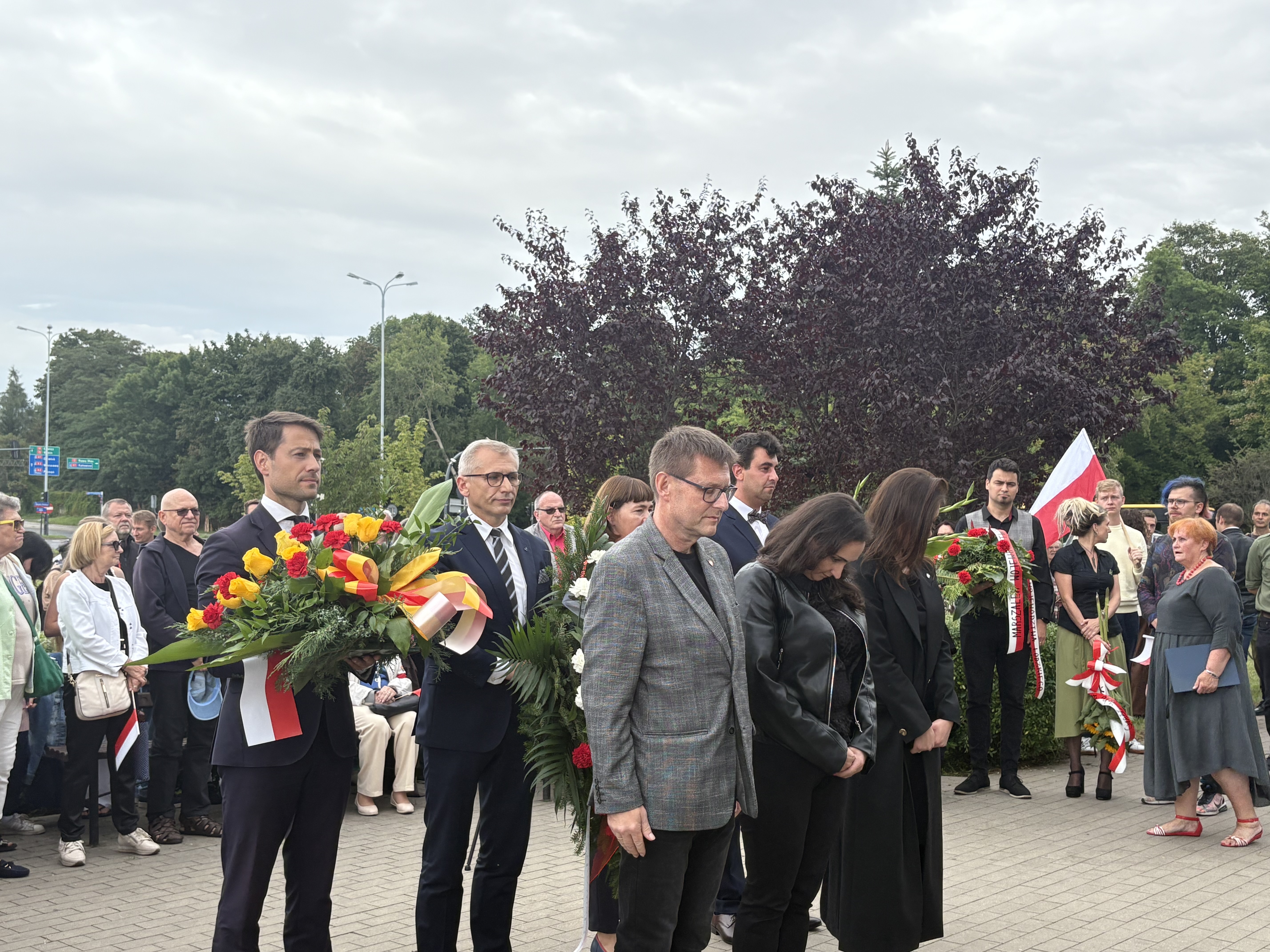 Rocznica wybuchu powstania warszawskiego. Uroczystości przy pomniku Powstańców i na Starym Cmentarzu w Łodzi