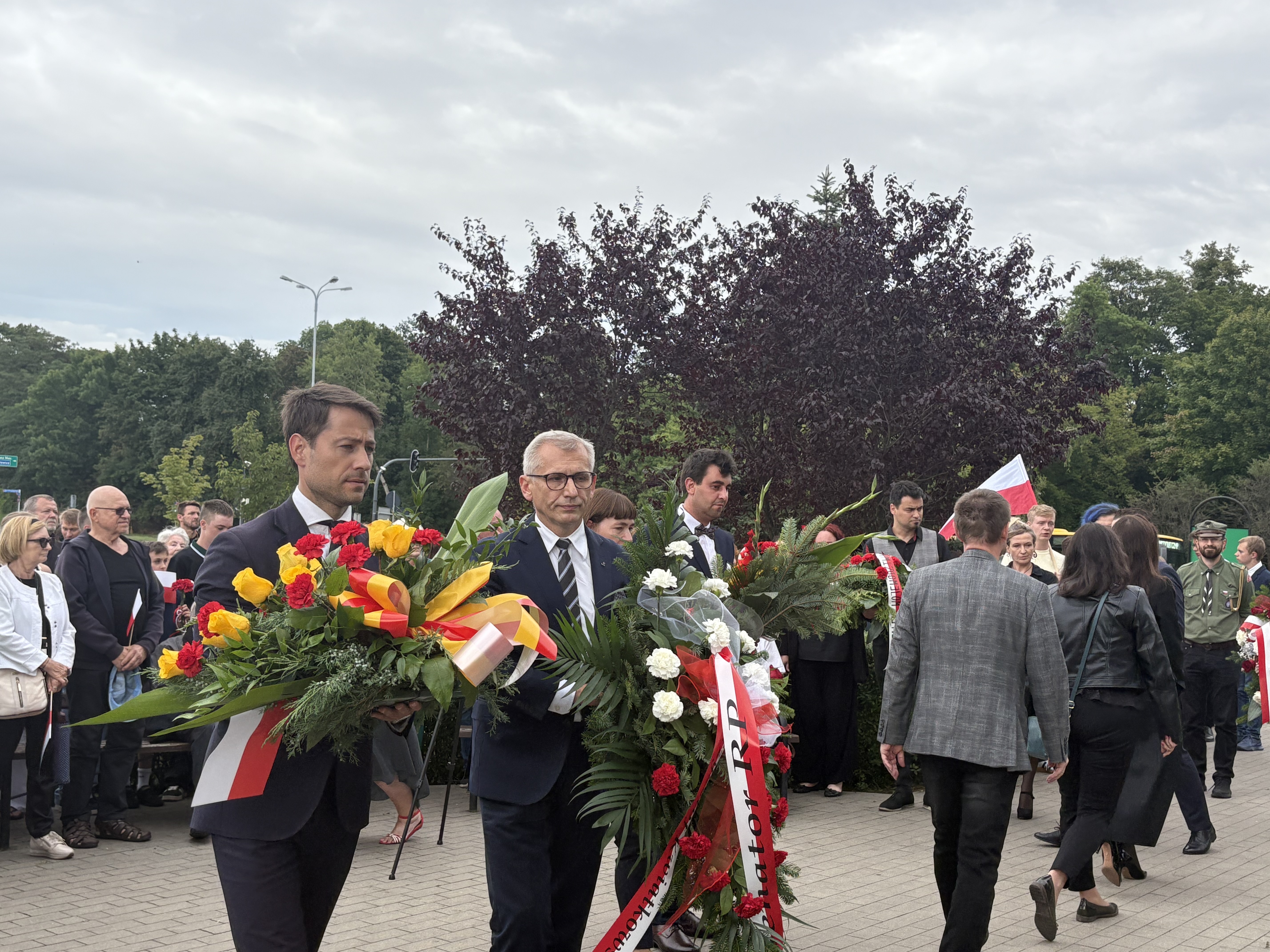 Rocznica wybuchu powstania warszawskiego. Uroczystości przy pomniku Powstańców i na Starym Cmentarzu w Łodzi