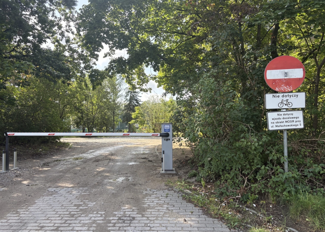 Park 3 Maja w Łodzi wciąż rozjeżdżany przez kierowców. Nie pomaga nawet szlaban