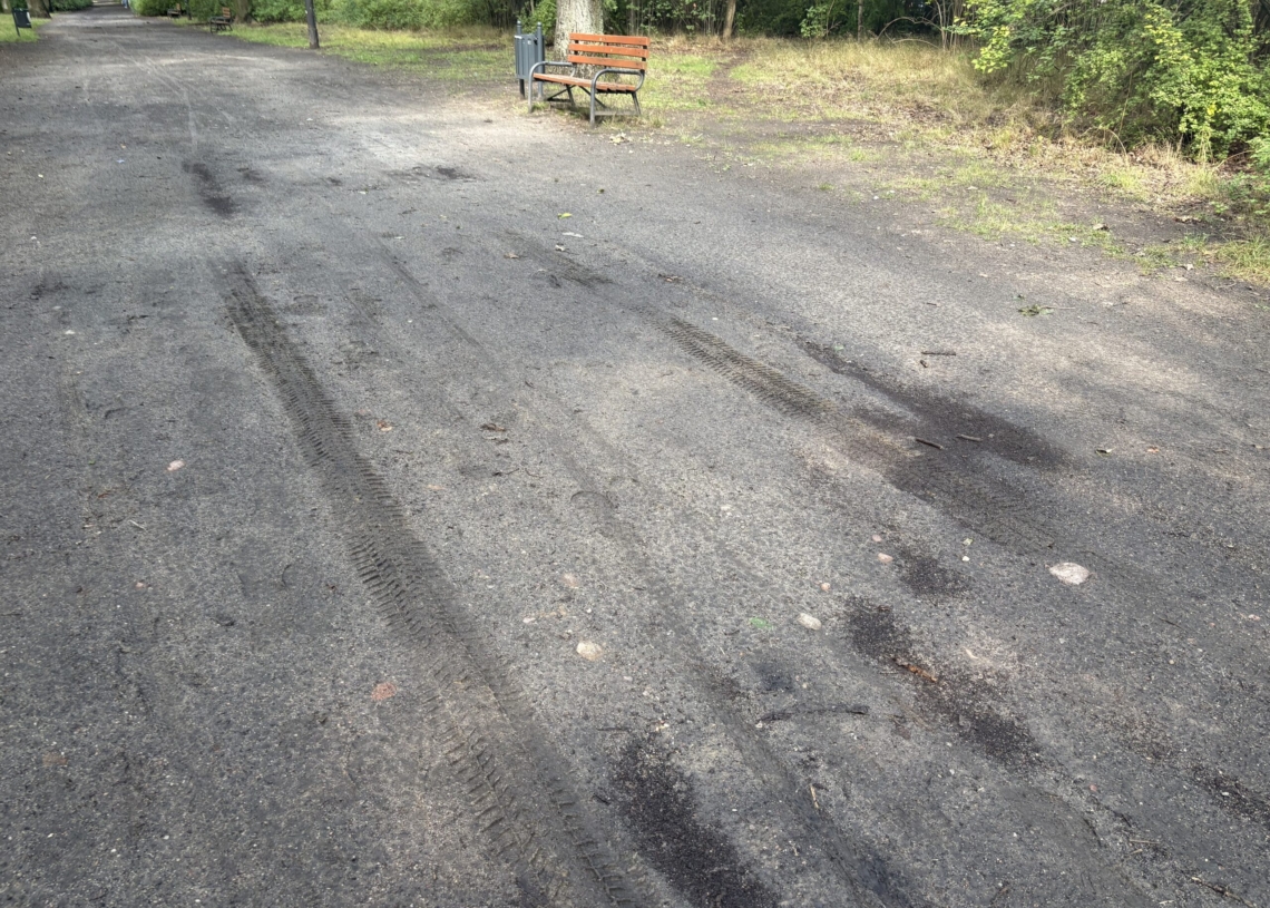 Park 3 Maja w Łodzi wciąż rozjeżdżany przez kierowców. Nie pomaga nawet szlaban