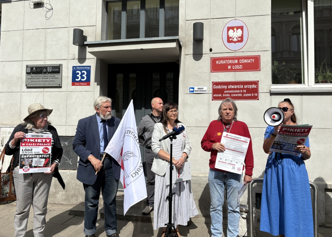 Protest przed Łódzkim Kuratorium Oświaty. Sprzeciwili się zmianom w szkołach 1 Protest przed Łódzkim Kuratorium Oświaty
