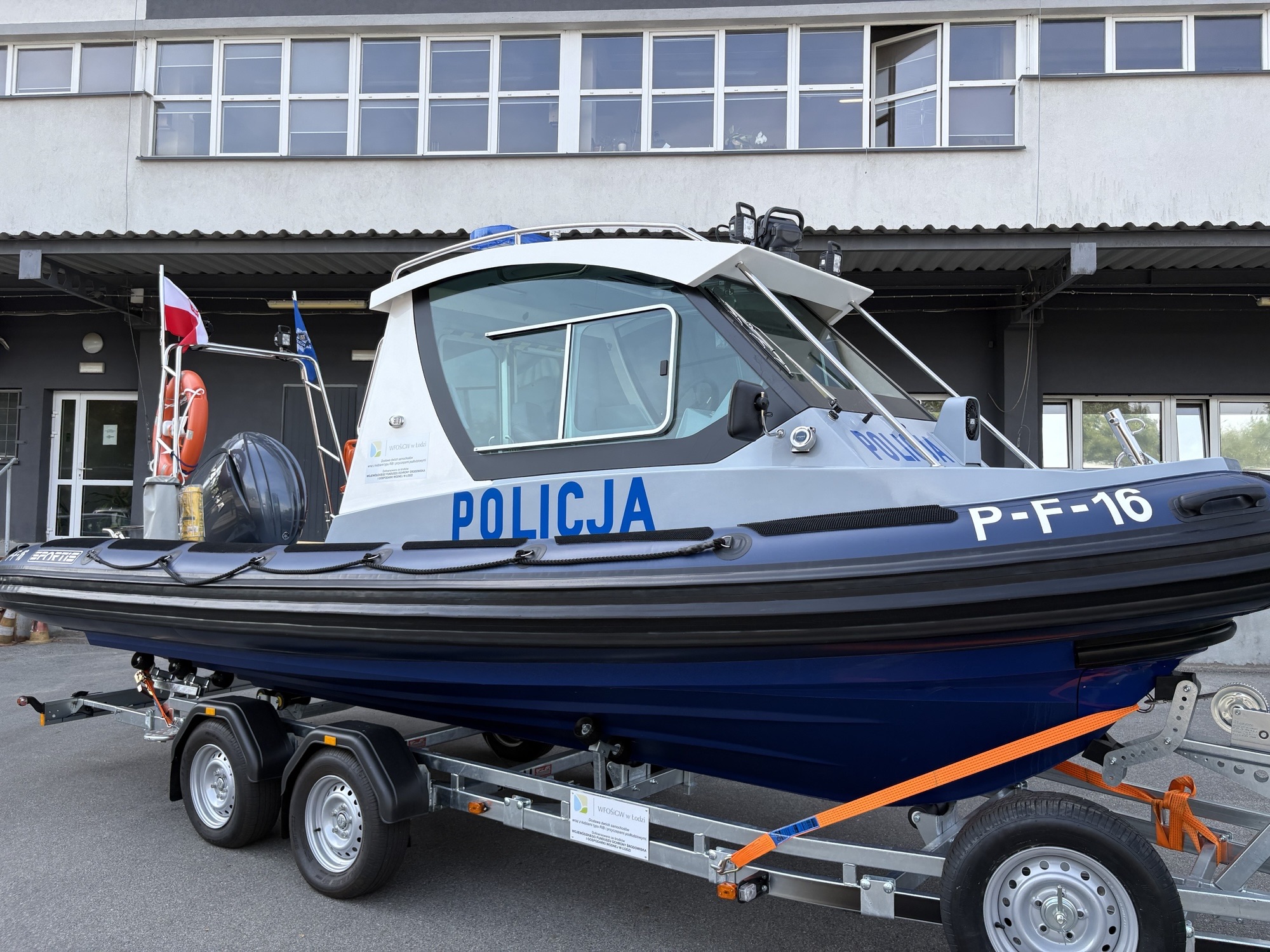 Nowoczesny sprzęt trafił w ręce wodnych patroli Policji w Łódzkiem. Samochody i wyposażenie ratownicze