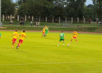 III liga gr. 1 - 2. kolejka. Wygrana Warty w Elblągu, pogoń na GieKSa Arenie i ostre strzelanie w Łomży