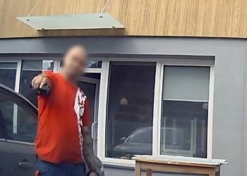 Groził kierowcy bronią. Niebezpieczna sytuacja w Brzezinach [WIDEO] Policja zatrzymała mężczyznę, który groził bronią w Brzezinach