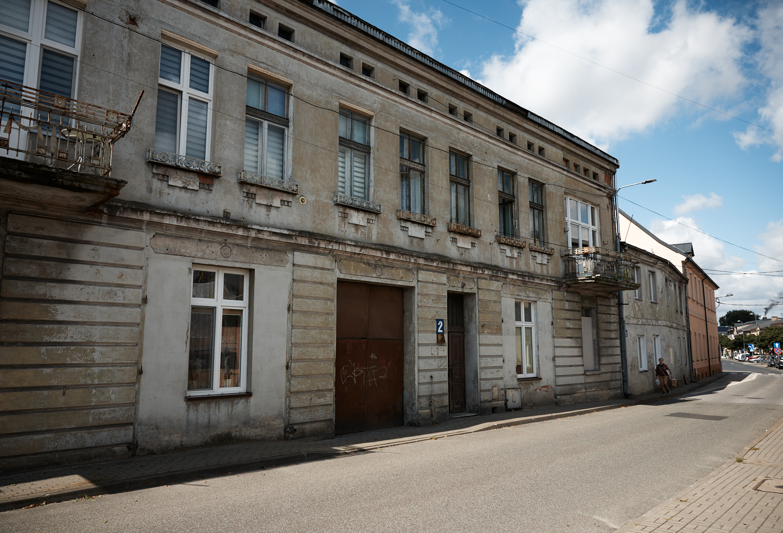 Modernizacja dwóch łaskich kamienic przy ulicy Warszawskiej. Powstanie nawet... biblioteka pod chmurką
