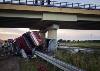 Ciężarówka uderzyła w wiadukt na autostradzie A2