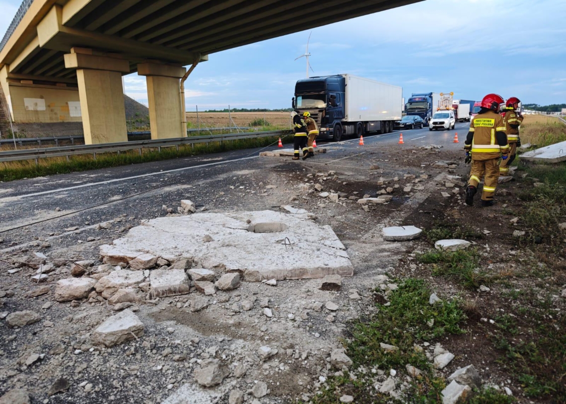 Ciężarówka uderzyła w wiadukt na autostradzie A2