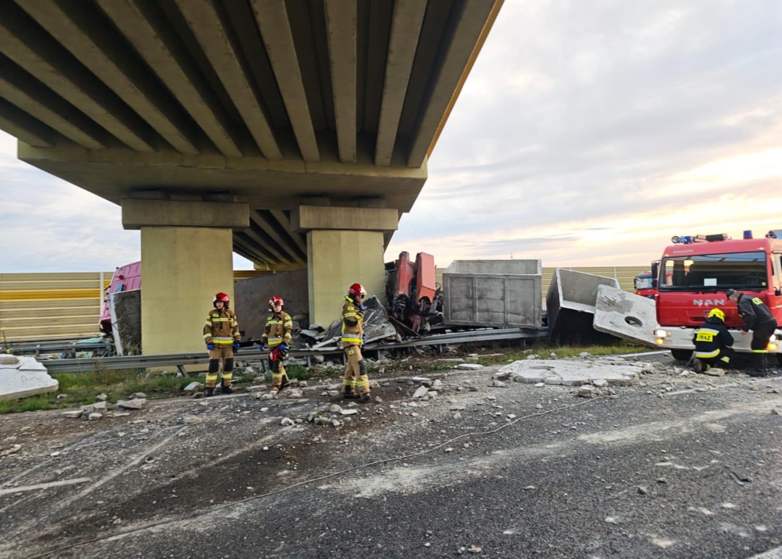 Ciężarówka uderzyła w wiadukt na autostradzie A2