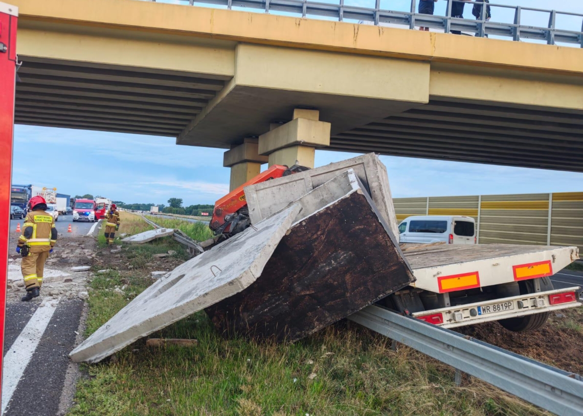 Ciężarówka uderzyła w wiadukt na autostradzie A2