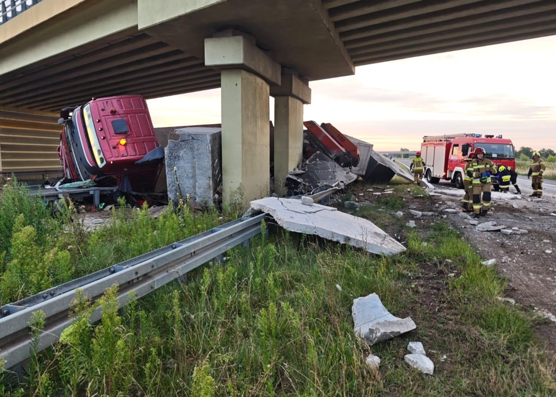 Ciężarówka uderzyła w wiadukt na autostradzie A2
