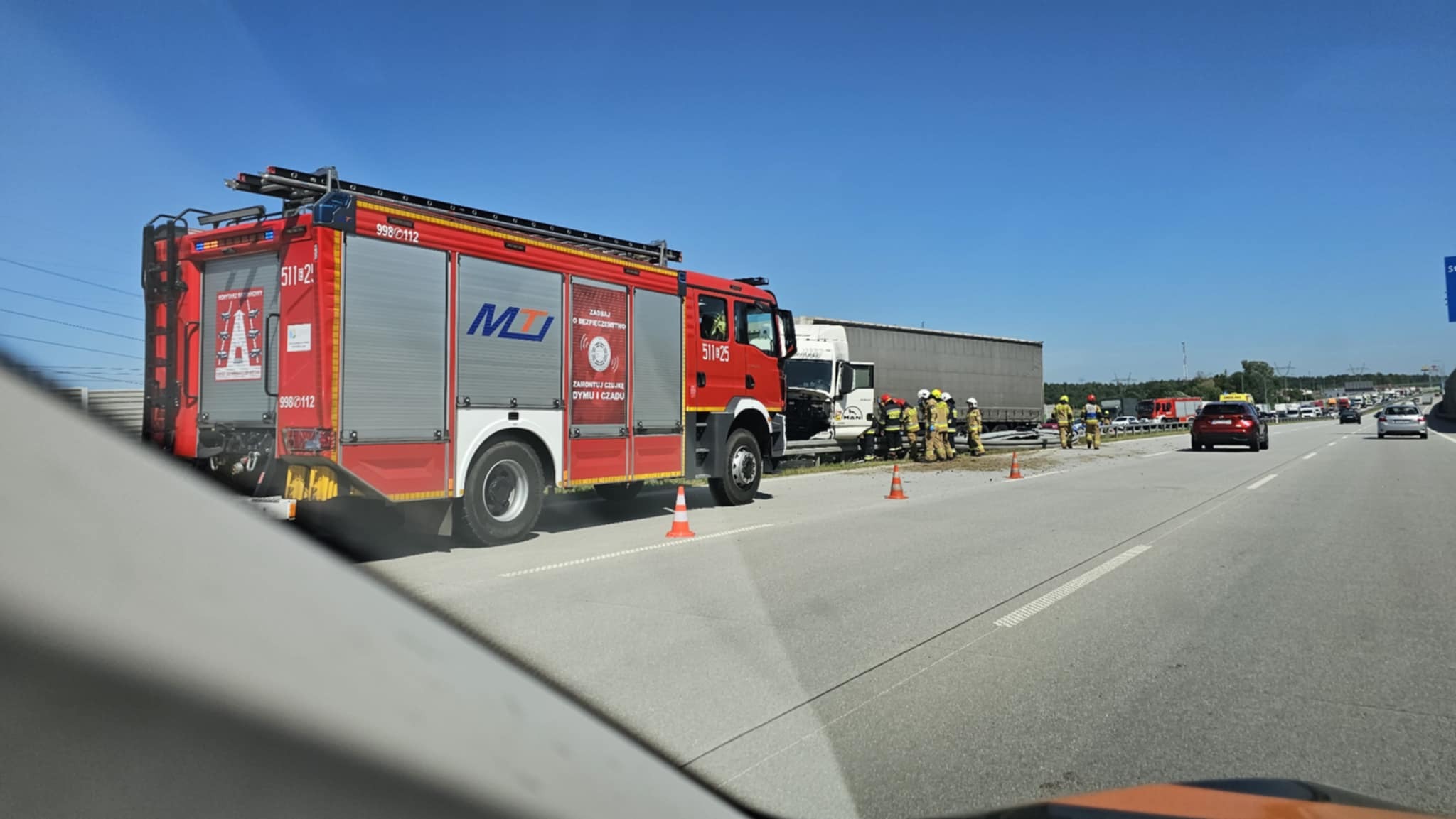 Wypadek na A1 w okolicach Stobiecka Szlacheckiego. Są utrudnienia 2 Wypadek na A1 w okolicach Stobiecka Szlacheckiego. Są utrudnienia