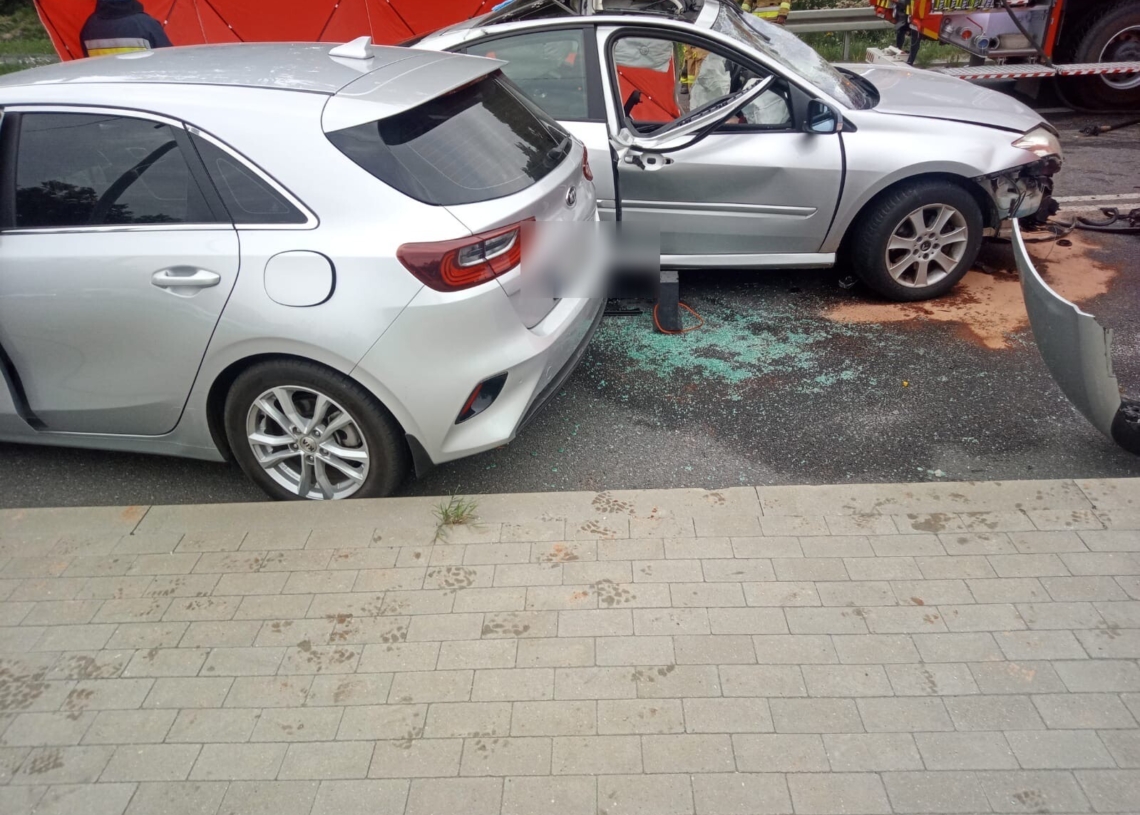 Śmiertelny wypadek na DW713. Zderzyły się dwa samochody osobowe