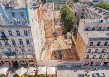 Znika „dziura” przy ul. Piotrkowskiej 58 w Łodzi