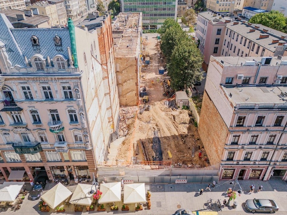 Znika „dziura” przy ul. Piotrkowskiej 58 w Łodzi
