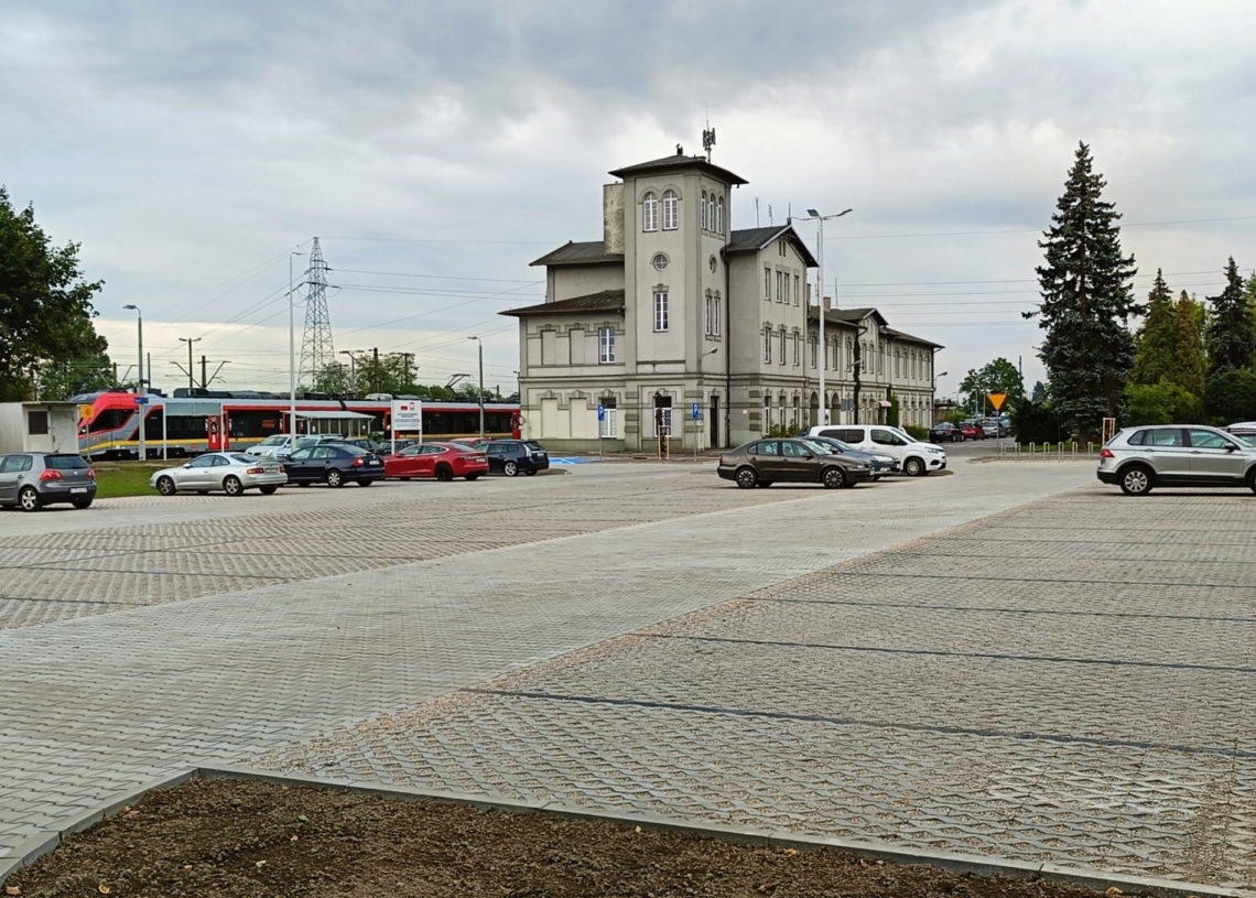 Nowy parking przy dworcu kolejowym w Tomaszowie Mazowieckim
