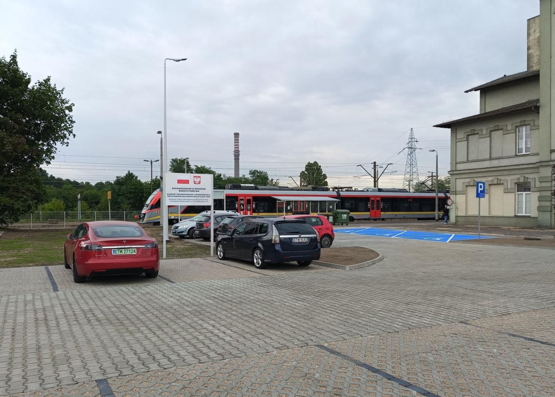 Nowy parking przy dworcu kolejowym w Tomaszowie Mazowieckim
