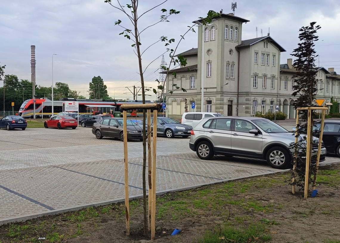 Nowy parking przy dworcu kolejowym w Tomaszowie Mazowieckim