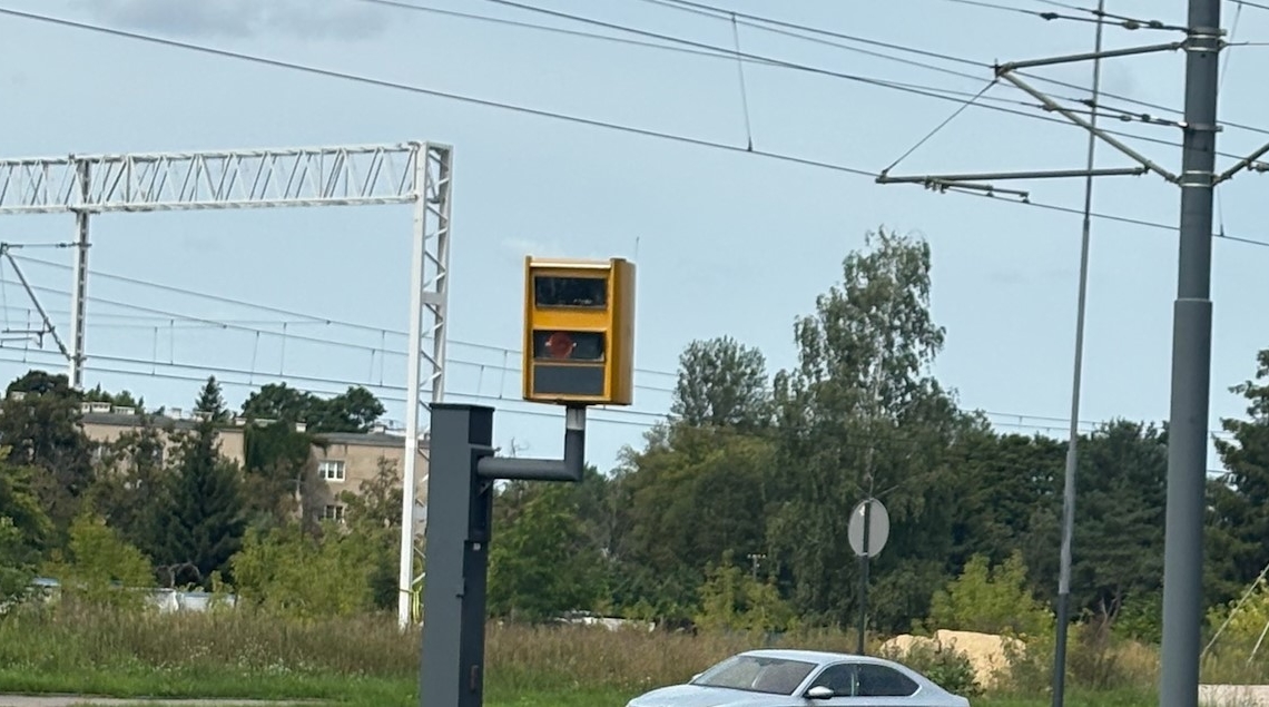 Niecodzienny widok na al. Włókniarzy w Łodzi. Zamalowany fotoradar 1 Niecodzienny widok na al. Włókniarzy w Łodzi. Zamalowany fotoradar