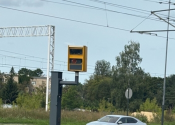 Niecodzienny widok na al. Włókniarzy w Łodzi. Zamalowany fotoradar