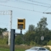 Niecodzienny widok na al. Włókniarzy w Łodzi. Zamalowany fotoradar