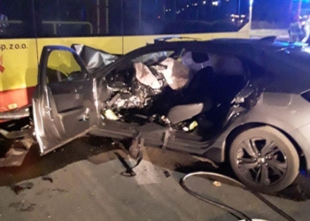 Groźny wypadek z udziałem autobusu MPK na Olechowie. Kierowca osobówki zaklesczony w pojeździe