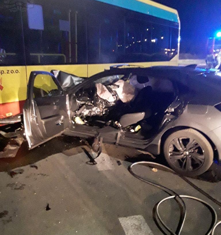 Groźny wypadek z udziałem autobusu MPK na Olechowie. Kierowca osobówki zaklesczony w pojeździe
