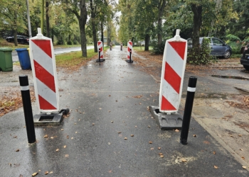 Słupki na drodze rowerowej na Wycieczkowej. Miały utrudniać wjazd samochodom, a sprawiają problem... rowerzystom