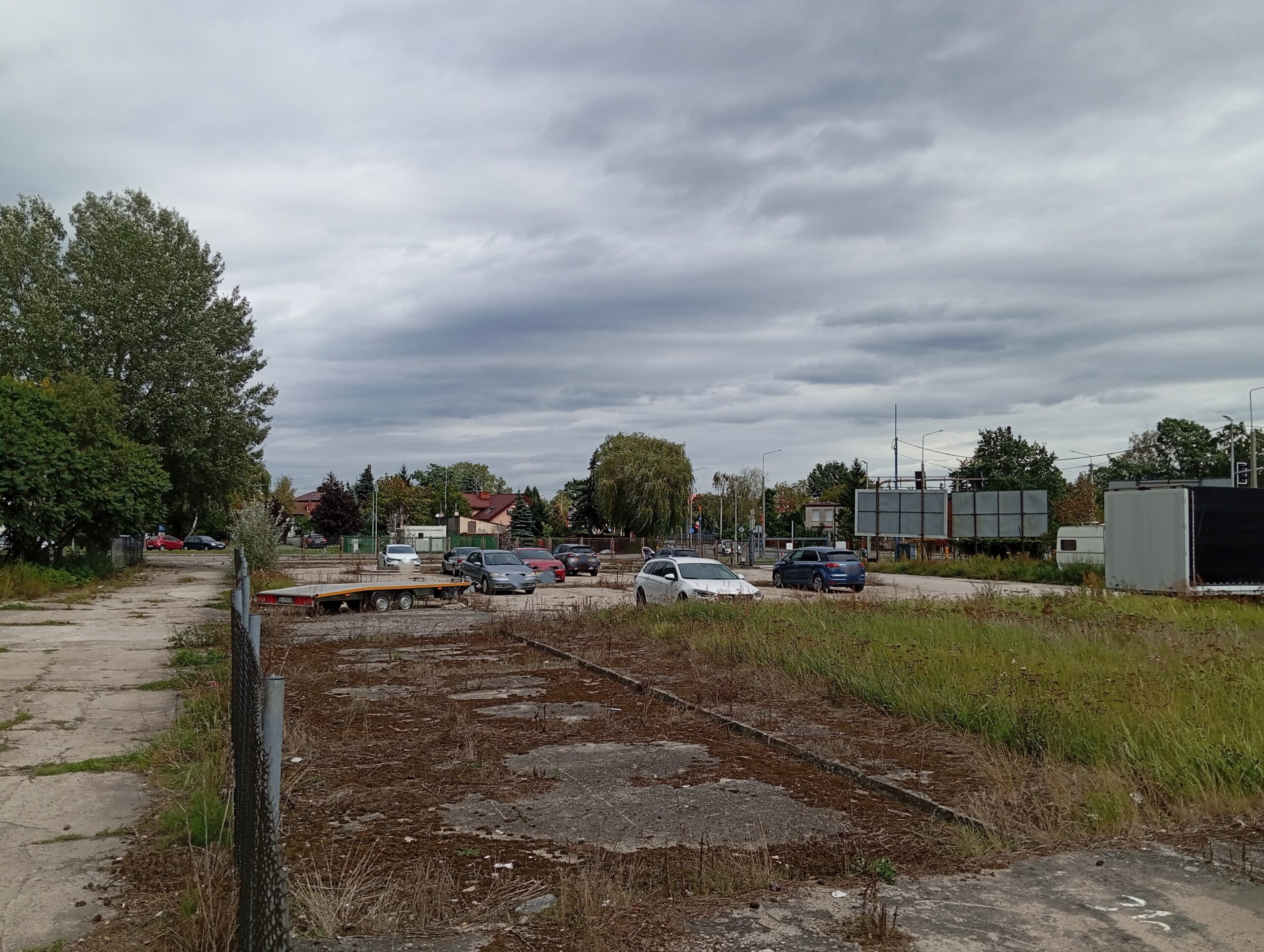 Skierniewice: likwidacja parkingu przy osiedlu Widok. Miasto chce sprzedać działkę