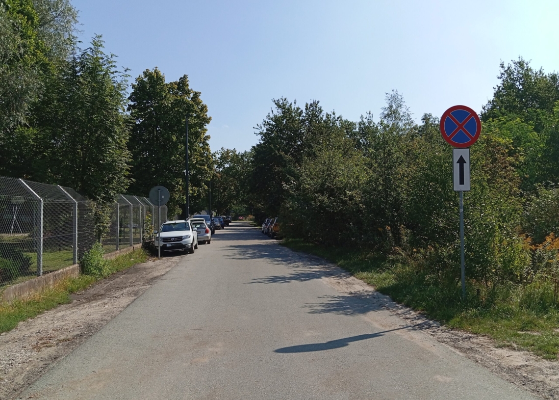 Pabianice: problem z parkowaniem przy PCM. Pacjenci zmuszeni do stawiania aut na łąkach i dzikich parkingach