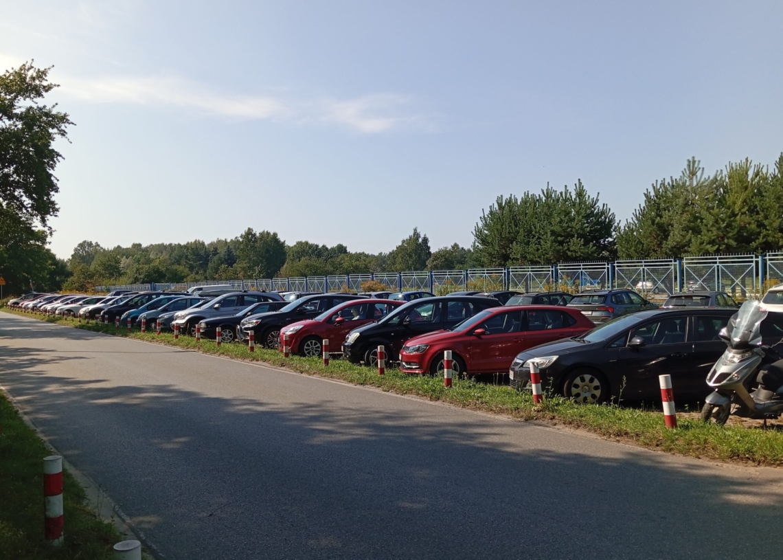 Pabianice: problem z parkowaniem przy PCM. Pacjenci zmuszeni do stawiania aut na łąkach i dzikich parkingach