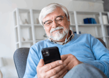 Świat mediów bez tajemnic. Senior i smartfon