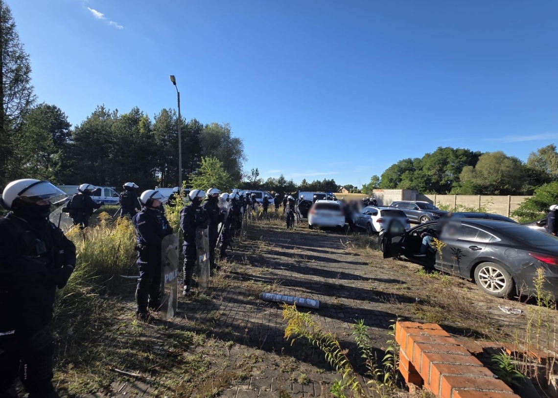 Policja udaremniła ustawkę kibiców. Chcieli się bić pod Zgierzem [ZDJĘCIA]