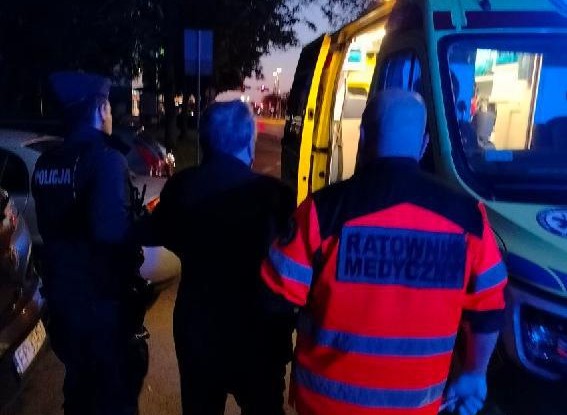 Policjanci z Piotrkowa Trybunalskiego uratowali starszego mężczyznę. "Był wyraźnie zdezorientowany"