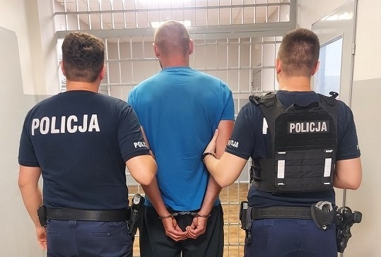 Postrzelił 7-latkę w Skierniewicach. Są zarzuty dla sprawcy 1 Postrzelił 7-latkę w Skierniewicach? Nieszczęśliwy finał awantury