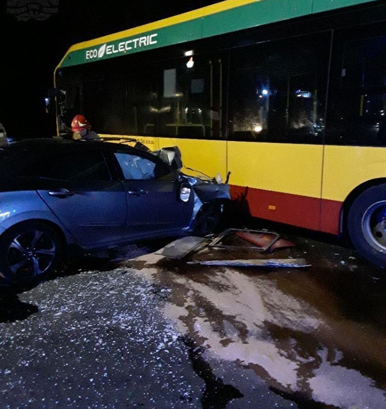 Groźny wypadek z udziałem autobusu MPK na Olechowie. Kierowca osobówki zaklesczony w pojeździe