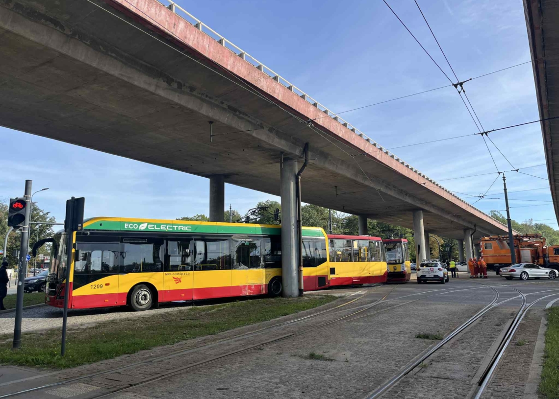 Groźny wypadek pod estakadą na Włókniarzy. Zderzenie tramwaju z austobusem