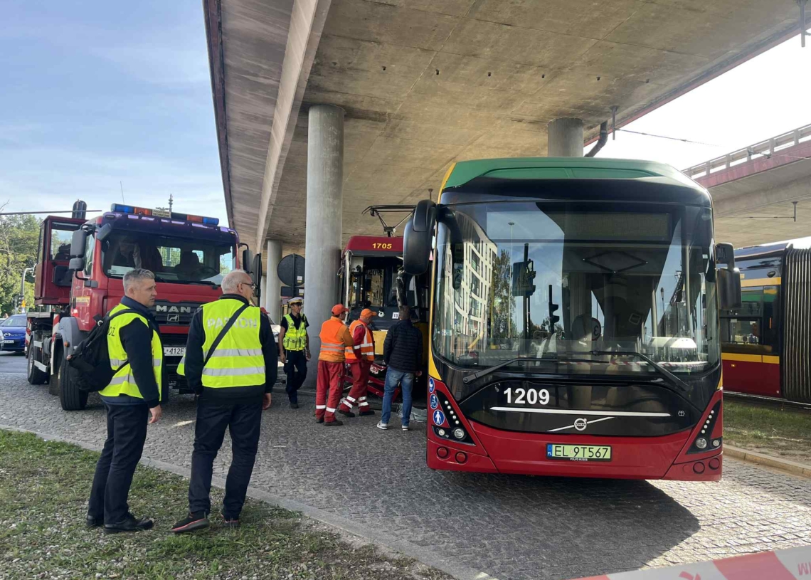 Groźny wypadek pod estakadą na Włókniarzy. Zderzenie tramwaju z austobusem