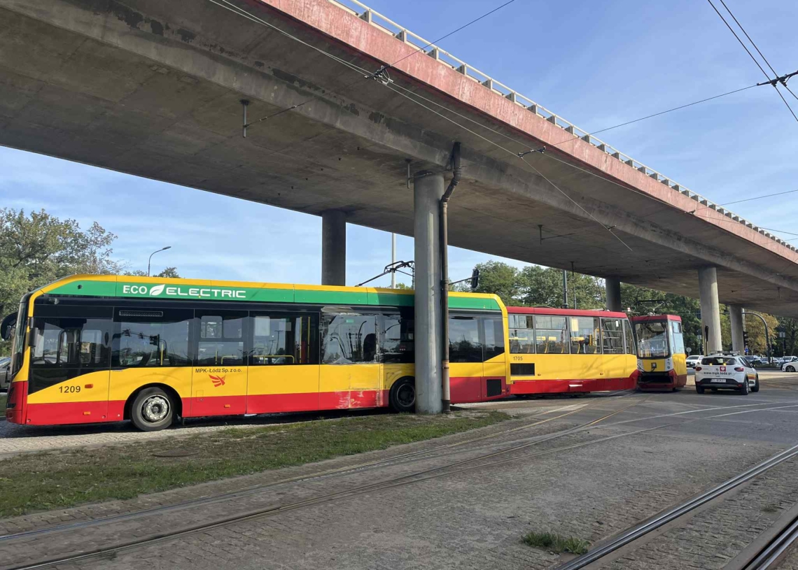Groźny wypadek pod estakadą na Włókniarzy. Zderzenie tramwaju z austobusem