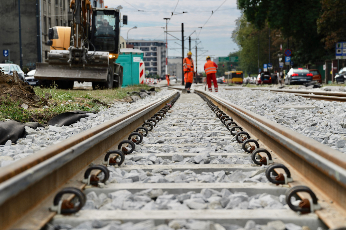 Tramwaje 15 i 16 wracają na starą trasę. Czy to już koniec prac przy torowisku?