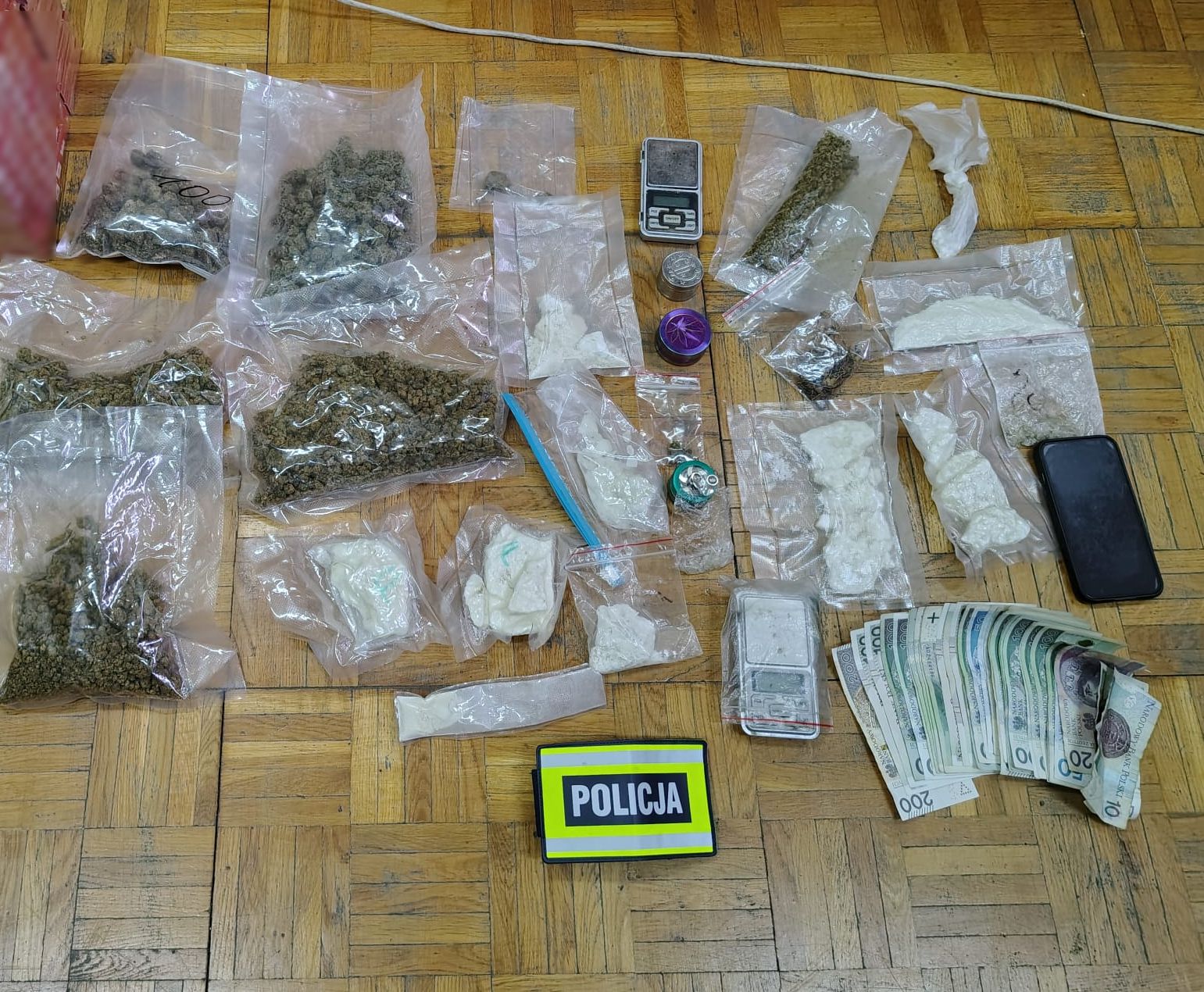 Policyjna akcja antynarkotykowa w Wieluniu. Przejęto ponad kilogram nielegalnych substancji