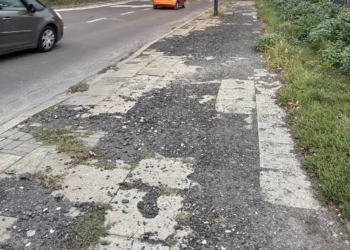 Remontowy absurd przy Północnej. Dziury w chodniku zalewane czarną masą