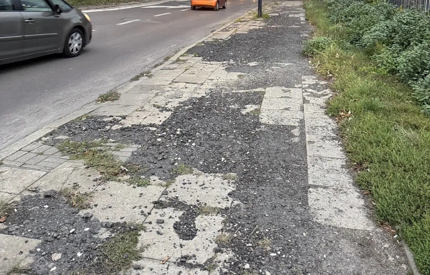 Remontowy absurd przy Północnej. Dziury w chodniku zalewane czarną masą