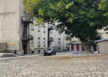 Odnowiono podwórze kamienic w Piotrkowie Trybunalskim. Wystąpiły problemy z kanalizacją